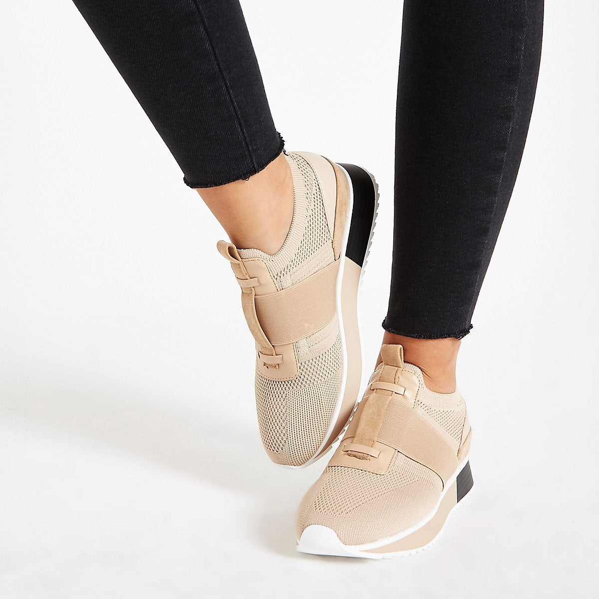 Beige knitted elastic runner shoes